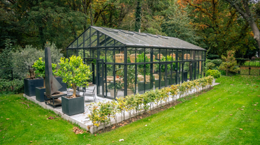 Waarom een zwarte kas de moderne toevoeging aan je tuin is