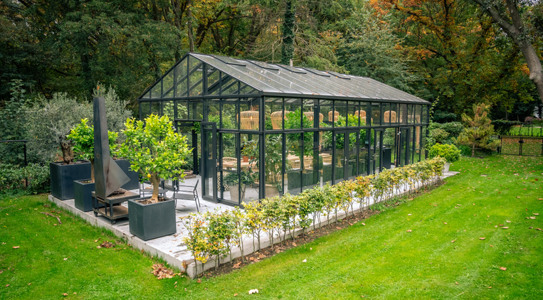 Waarom een zwarte kas de moderne toevoeging aan je tuin is